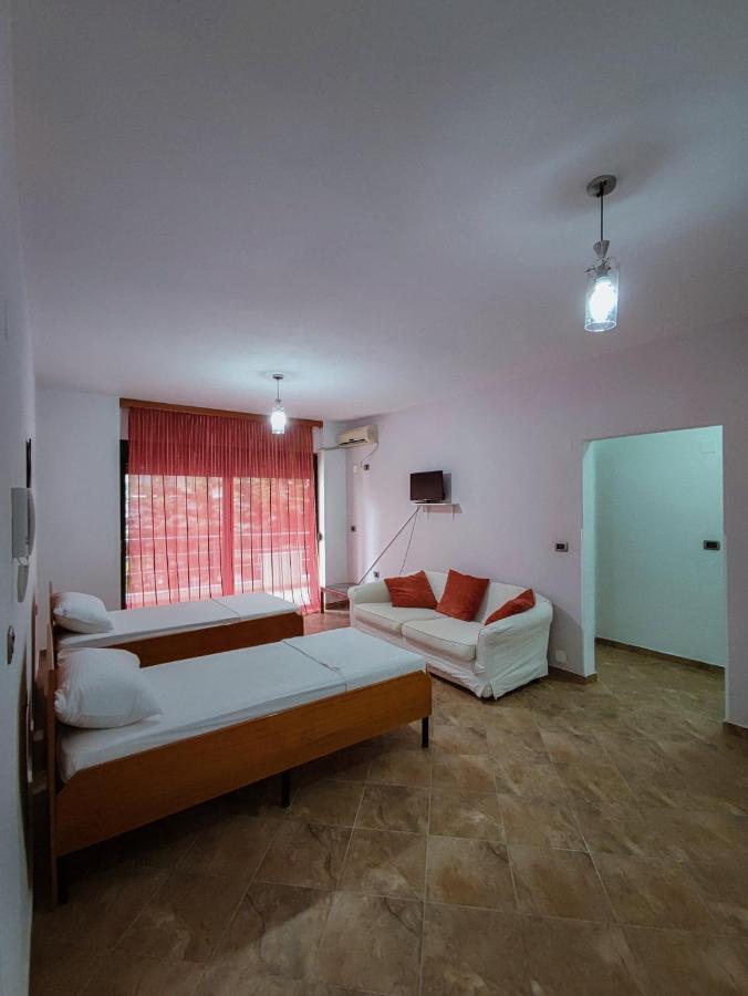 El Rio Apartments Sarandë Esterno foto